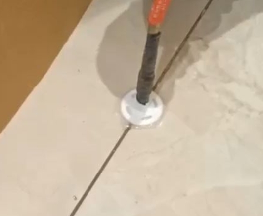 昌江瓷砖空鼓维修公司专业解答瓷砖在铺贴过程中，如果没有涂抹均匀到位的粘结材料（如水泥砂浆或瓷砖胶），可能会导致以下问题